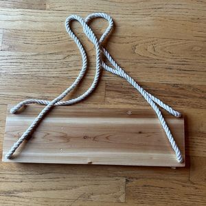 Single hanging wall shelf